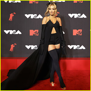 Rita Ora Makes Grand Entrance in Stunning Look at MTV VMAs 2021