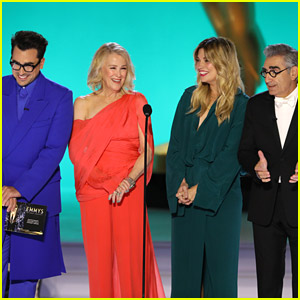 'Schitt's Creek' Cast Experiences 'Prompter Issues' While Presenting at Emmy Awards 2021