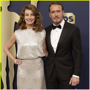 Tim McGraw & Faith Hill Pose Together at the SAG Awards 2022!