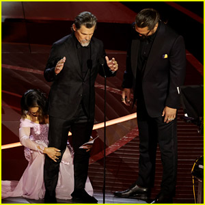 Josh Brolin & Jason Momoa Get Patted Down by Regina Hall on Oscars 2022 Stage