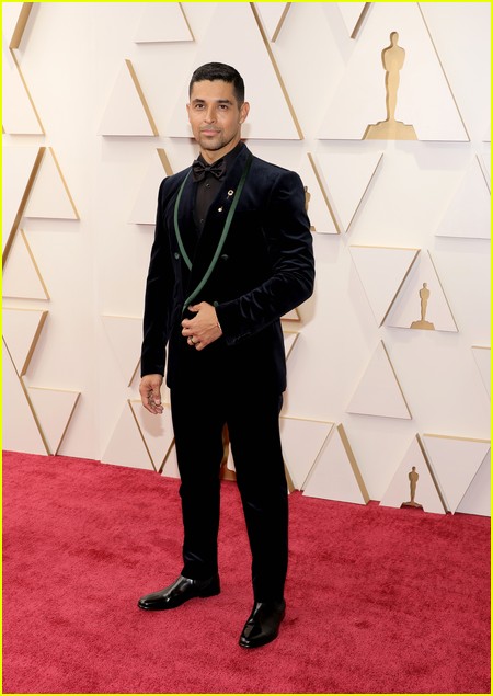 Encanto’s Wilmer Valderrama on the Oscars 2022 red carpet