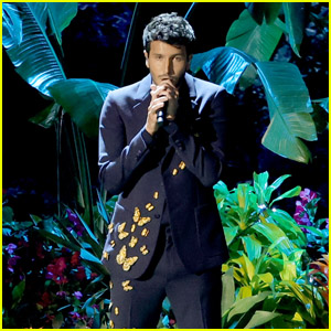 Sebastián Yatra Performs 'Dos Oruguitas' from 'Encanto' at the 2022 Oscars