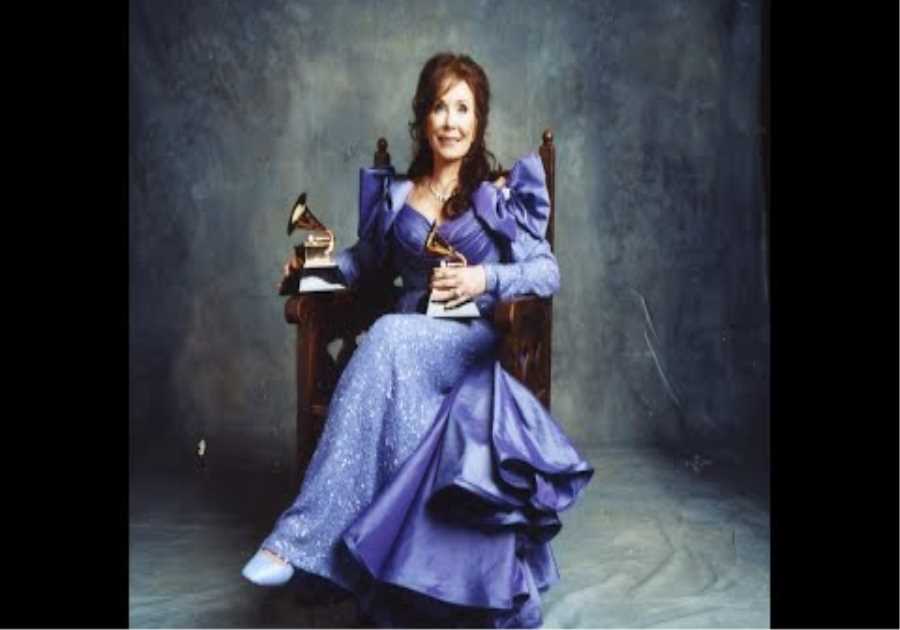 Watch Loretta Lynn Win A GRAMMY For Best Country Album In 2005 | Recording Academy Remembers