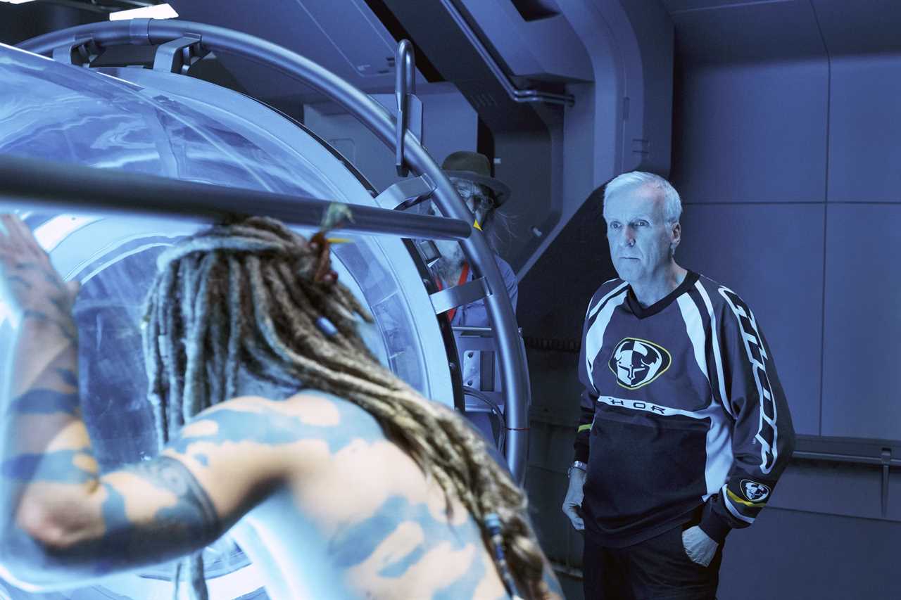 AVATAR: THE WAY OF WATER, (aka AVATAR 2), from left: Jack Champion, director James Cameron, on set, 2022. ph: Mark Fellman /© Walt Disney Studios Motion Pictures / Courtesy Everett Collection