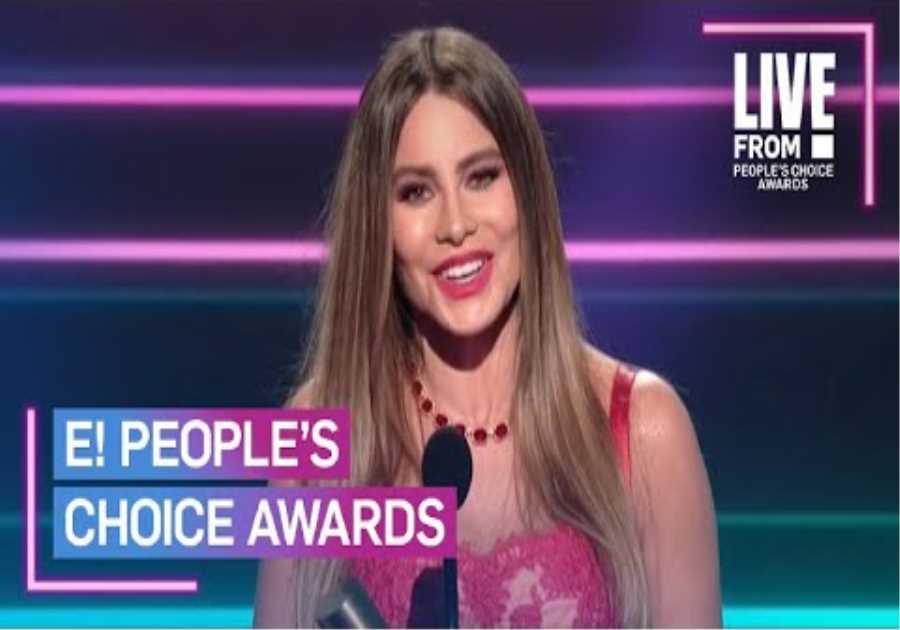 Sofía Vergara Receives Her Last Modern Family Award | E! People’s Choice Awards
