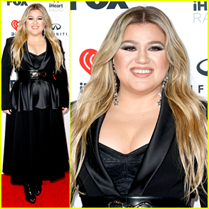 Kelly Clarkson Turns Heads at iHeartRadio Music Awards After Announcing New Album