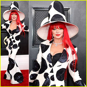 Shania Twain Rocks Iconic Polka Dot Pantsuit & Hat For 2023 Grammys!