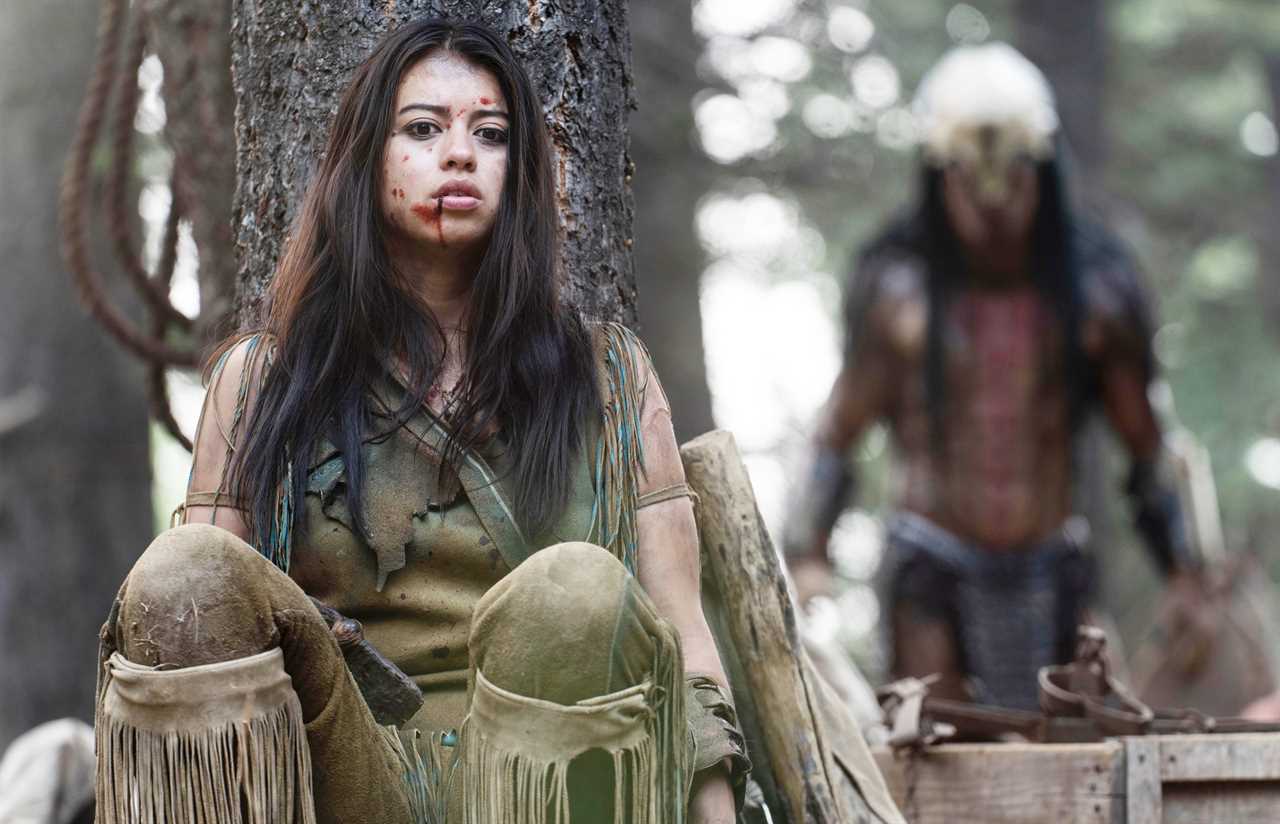 PREY, from left: Amber Midthunder, Dane DiLiegro as Predator, 2022. ph: David Bukach / © Hulu / Courtesy Everett Collection