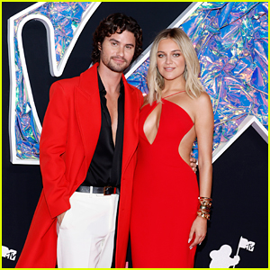 Kelsea Ballerini Gets Boyfriend Chase Stokes' Support at MTV VMAs 2023, Both Wear Red!