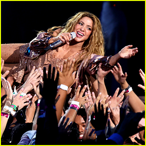 Shakira Goes Crowd Surfing During Video Vanguard Performance at MTV VMAs 2023!