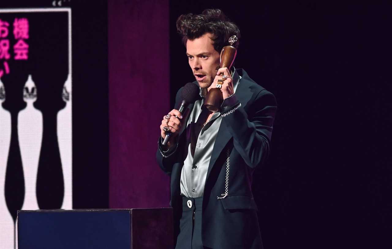  Harry Styles accepts the award for best British Pop/R&B Act on stage during The BRIT Awards 2023 at The O2 Arena on February 11, 2023 in London, England. 