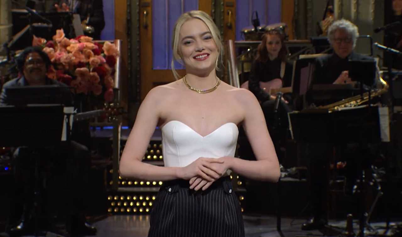 Emma Stone hosts Saturday Night Light, December 2023