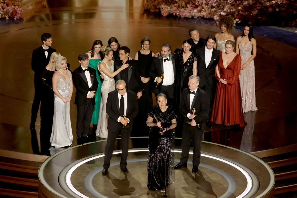 HOLLYWOOD, CALIFORNIA - MARCH 10: (L-R) Jack Quaid, Florence Pugh, Ellen Mirojnick, Cillian Murphy, Emily Blunt, Ludwig Göransson, Charles Roven, Robert Downey Jr., Luisa Abel, Emma Thomas, Hoyte van Hoytema, Ruth De Jong, Christopher Nolan, Josh Hartnett, Ashley Everett and Claire Kaufman accept the Best Picture award for "Oppenheimer" onstage during the 96th Annual Academy Awards at Dolby Theatre on March 10, 2024 in Hollywood, California. (Photo by Kevin Winter/Getty Images)