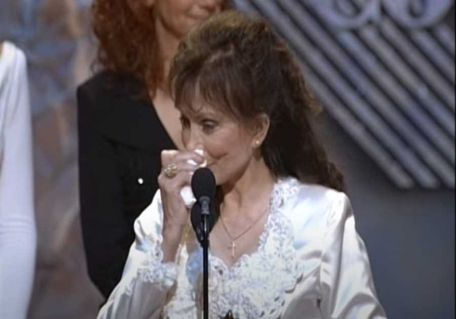 ACM Awards 1995: Loretta Lynn Tears Up Thanking Her Husband, Who Was In The Hospital, While Accepting The Pioneer Award