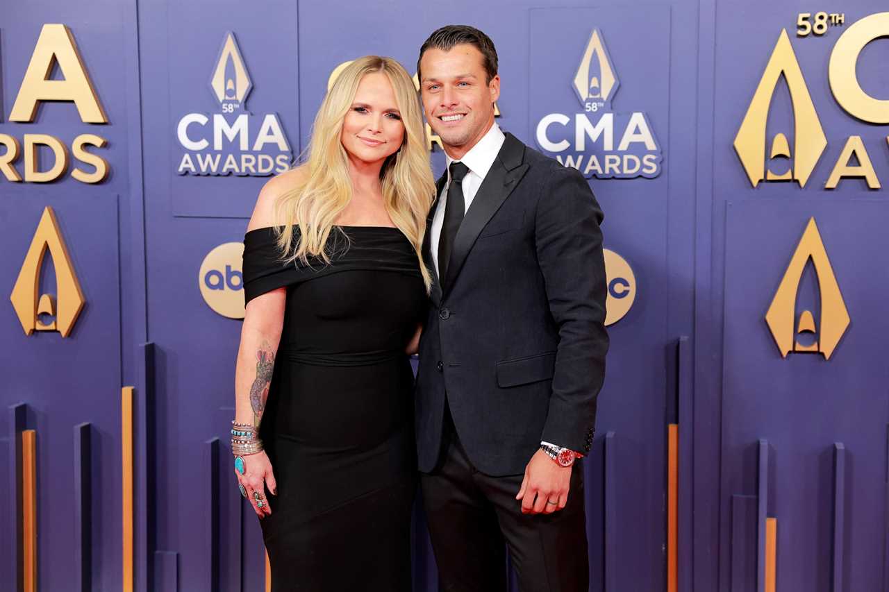 Miranda Lambert and Husband Brendan McLoughlin Cuddle Up at the 2024 CMA Awards (1)