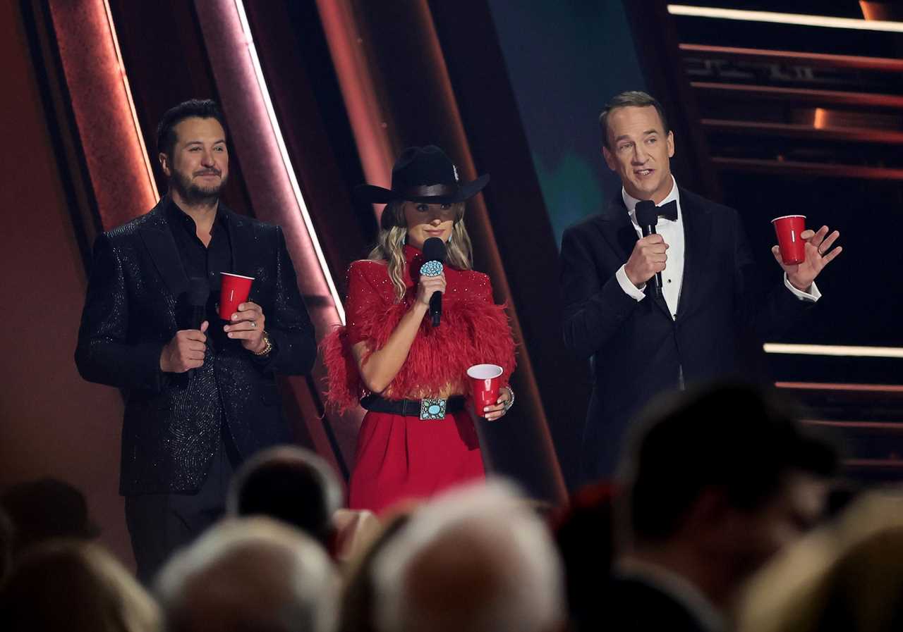 Luke Bryan and Peyton Manning Give Lainey Wilson Hosting Tips in 2024 CMA Awards Monologue 387