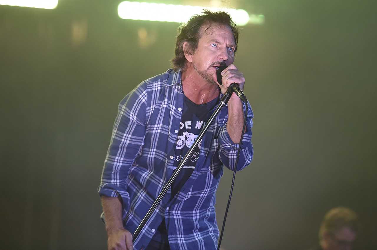 Pearl Jam pauses Sydney show to pay tribute to two Australian teenage victims of the ﻿suspected Laos mass methanol poisoning