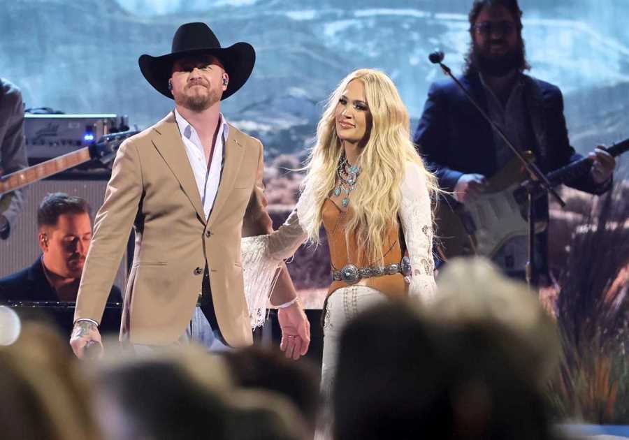 Carrie Underwood Makes Surprise Return to CMA Awards for Cody Johnson Duet