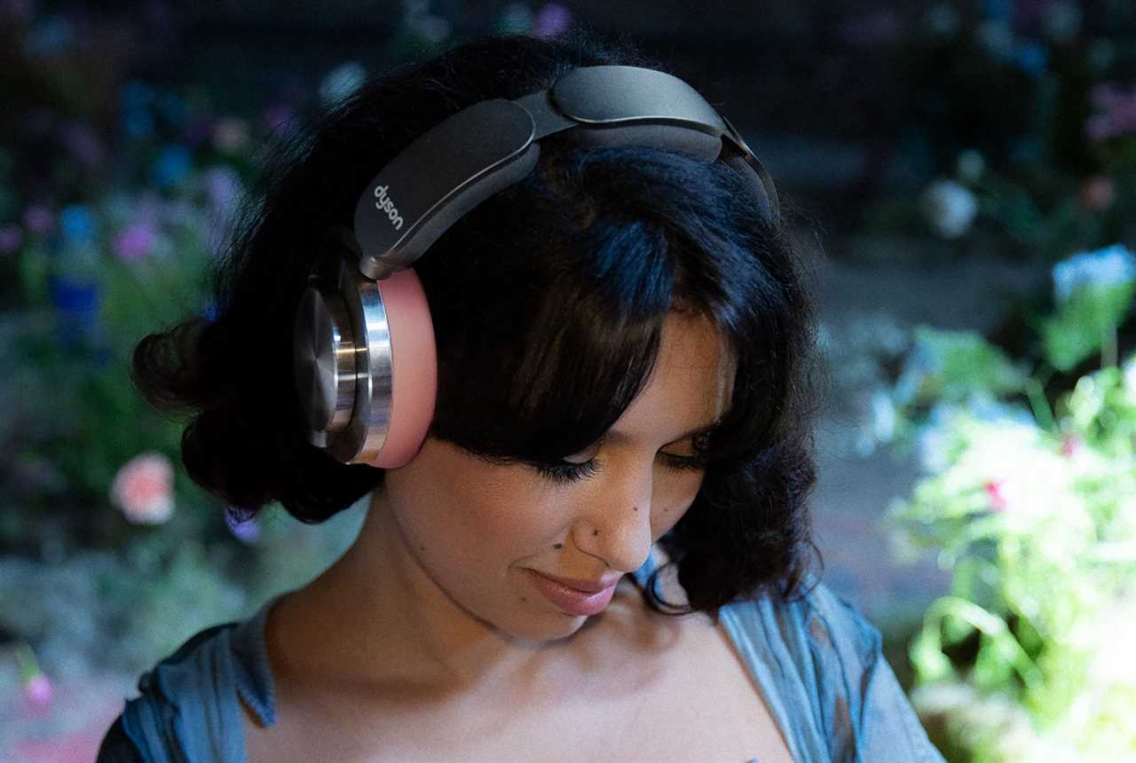 RAYE Journeys into Newfound Melodies with these Cutting-Edge Headphones