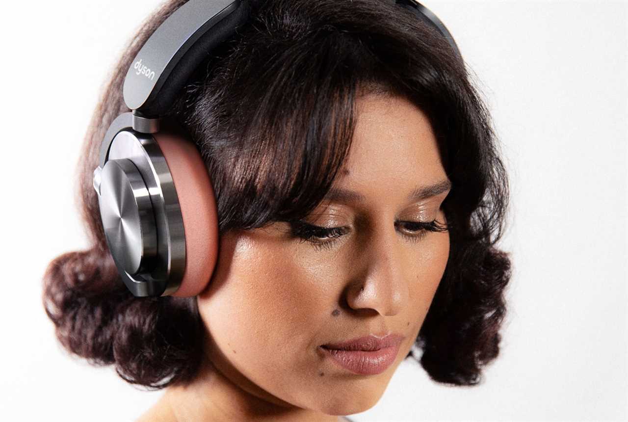 RAYE Journeys into Newfound Melodies with these Cutting-Edge Headphones