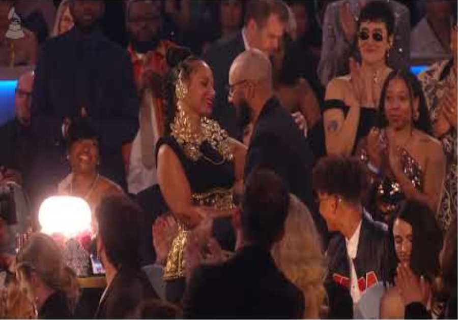 ALICIA KEYS Kisses SWIZZ BEATZ At The 2025 GRAMMYs