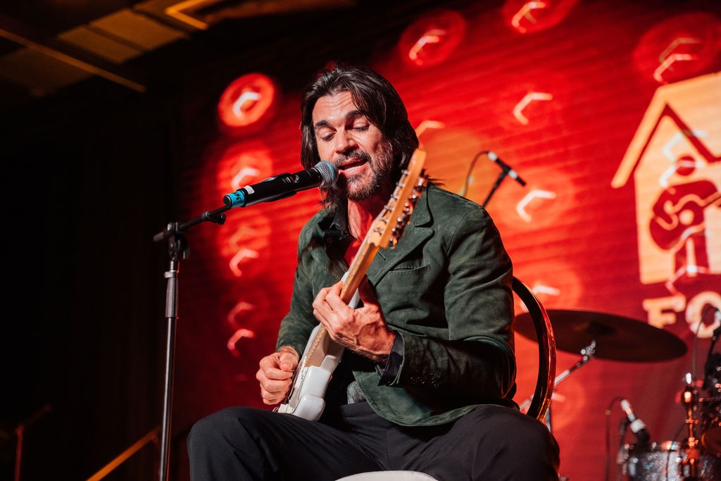 JUANES  plays for change at the 2025 Impact Awards. Credit: Robbie Z Photography)