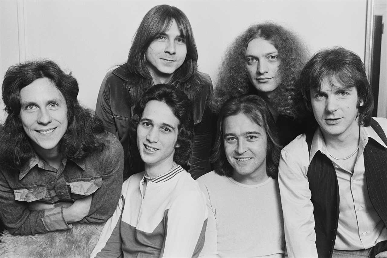 Foreigner's lead singer Kelly Hansen announces on live TV he's leaving the band after 20 years