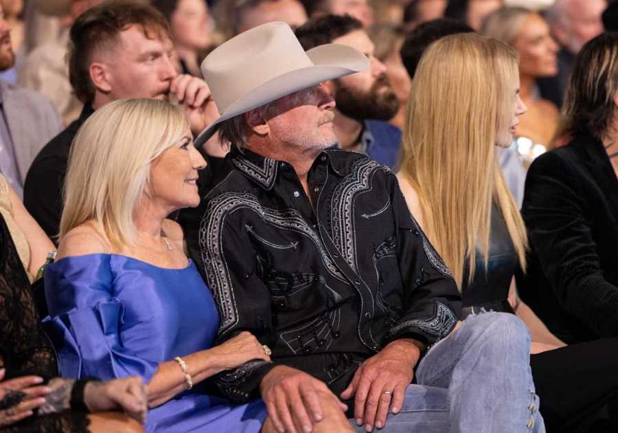 Alan Jackson Stuns 2025 ACM Awards With Emotional 'Remember When' Rendition