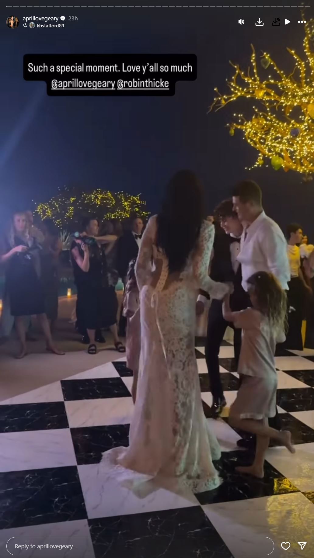 Geary and Thicke dance with their kids