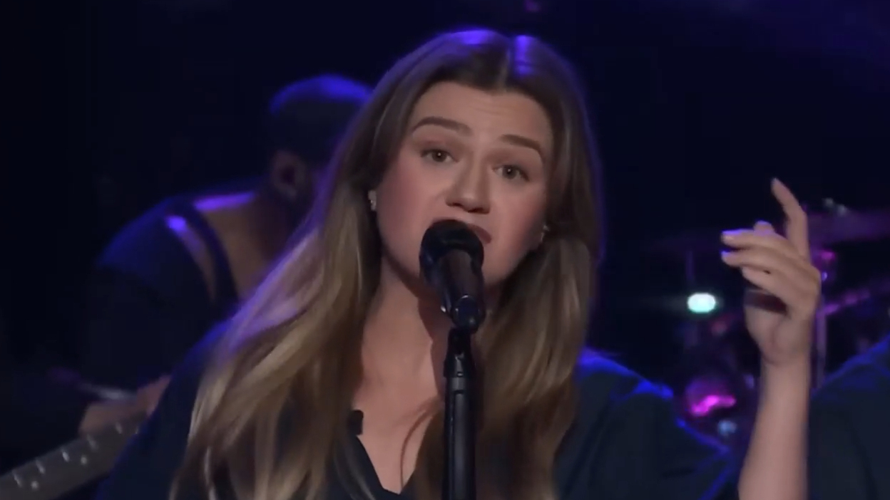 Kelly Clarkson postpones Vegas residency hours before show