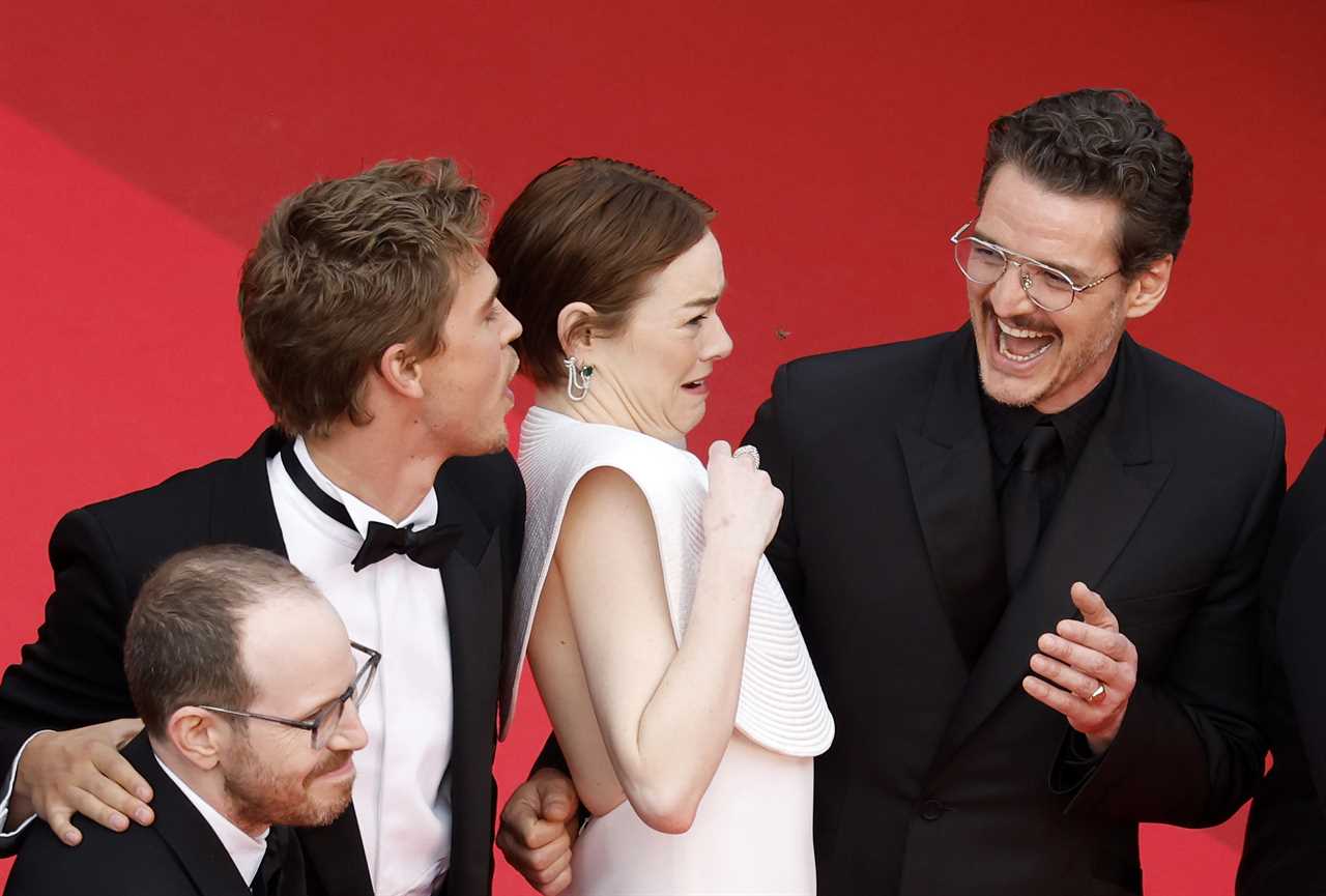 epa12109688 Emma Stone (2-R) tries to avoid a bee next to Austin Butler (2-L), Pedro Pascal (R), and director Ari Aster (L) at the premiere of 'Eddington' during the 78th annual Cannes Film Festival, in Cannes, France, 16 May 2025 (issued 17 May 2025). The film festival runs from 13 to 24 May 2025. EPA-EFE/SEBASTIEN NOGIER / POOL