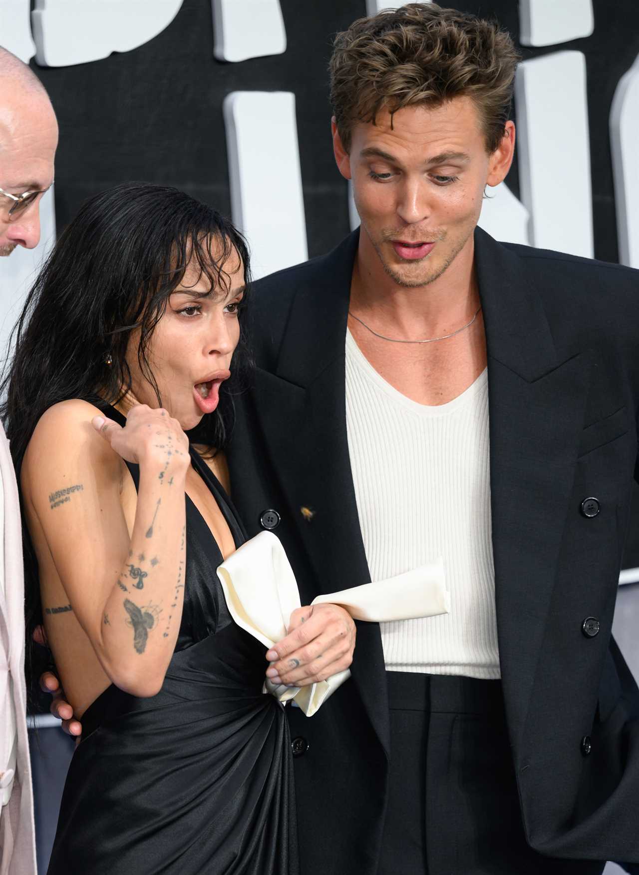 Zoe Kravitz and Austin Butler with a wasp during the "Caught Stealing" UK Gala Screening at Odeon Luxe Leicester Square, London, UK. 19/08/2025 Credit Photo (c)Karwai Tang For more information, please contact: Karwai Tang 07950 192531 karwai@karwaitang.com