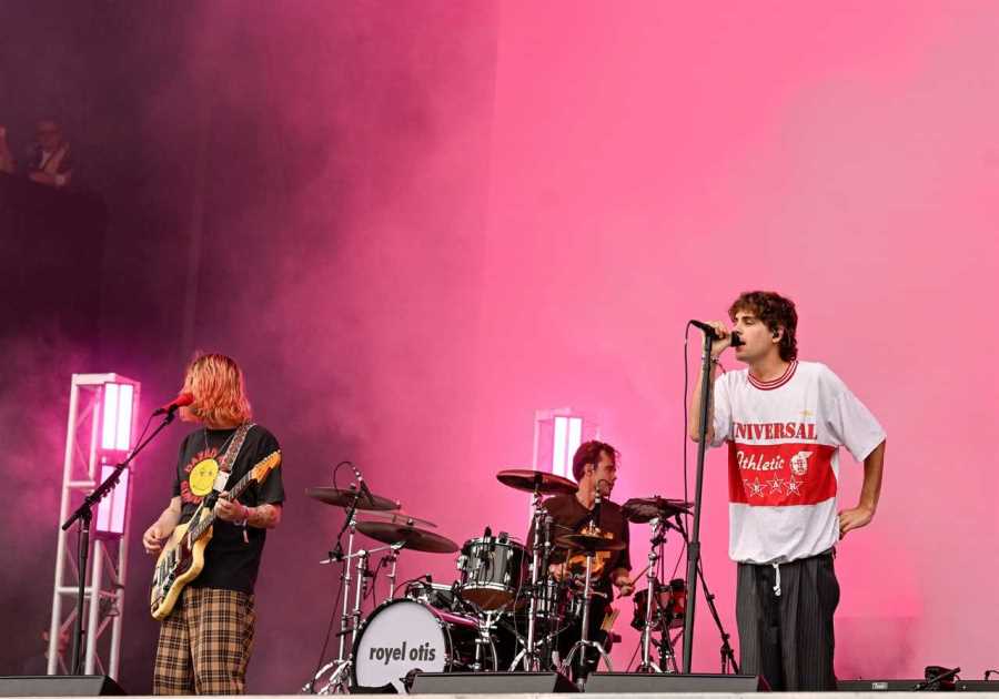 Aussie duo that have taken the world by storm forced to postpone show after singer collapses on stage