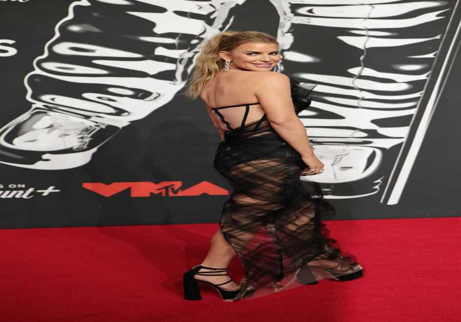 Jessica Simpson Flashes Skin in Dramatic Black Gown at the 2025 VMAs