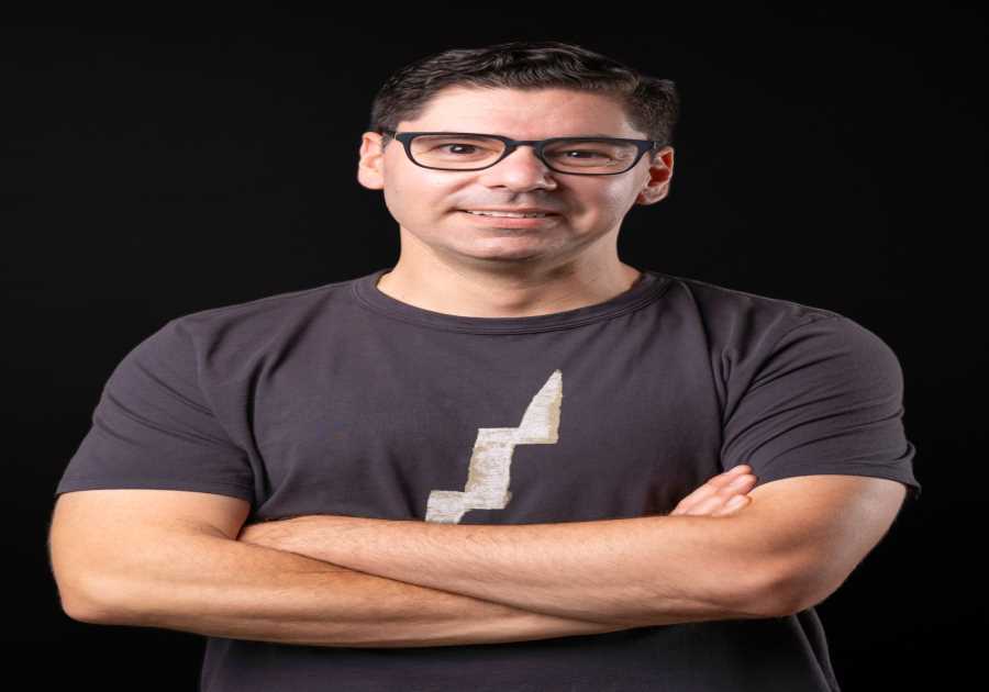 Scott Heimendinger Wants to Reinvent a Two Million Year Old Kitchen Tool by Making it Vibrate (Really Fast)