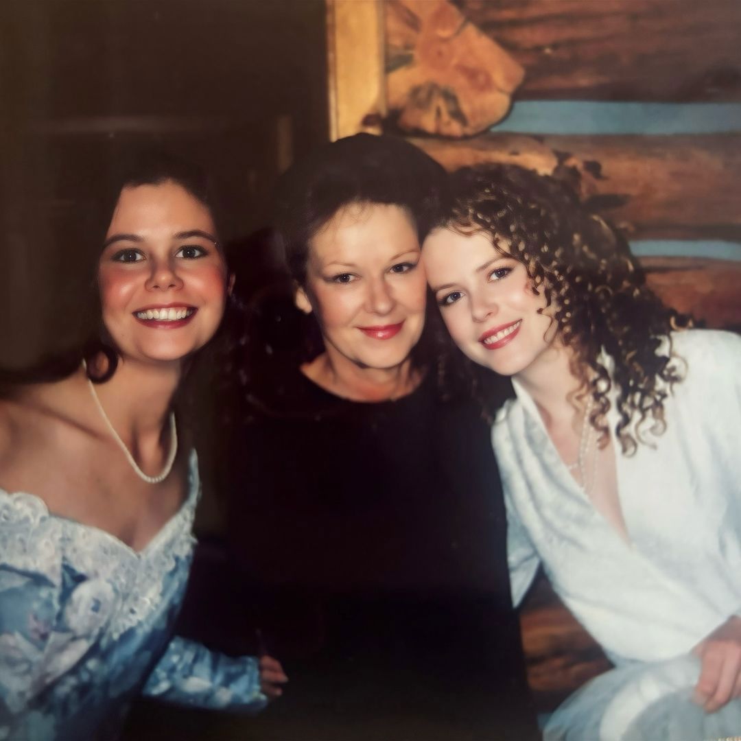 Antonia Kidman and Nicole Kidman with their mother, Janelle Kidman