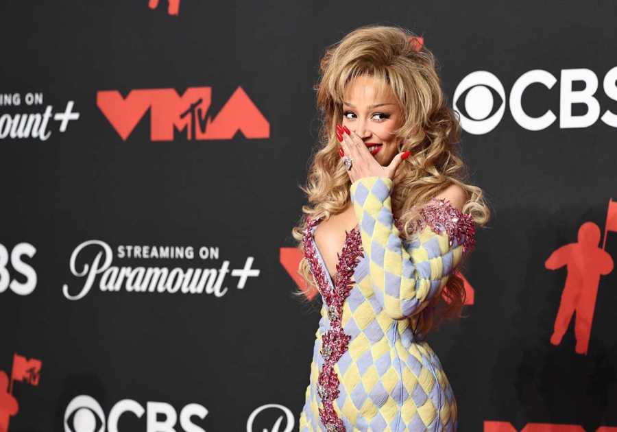 Doja Cat Applies Red Lipstick — And Then Eats It — On the VMAs Red Carpet