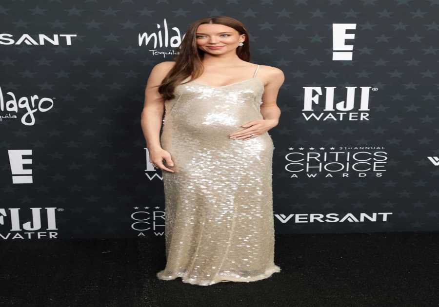 Nicole Brydon Bloom Cradles Baby Bump at 2026 Critics Choice Awards