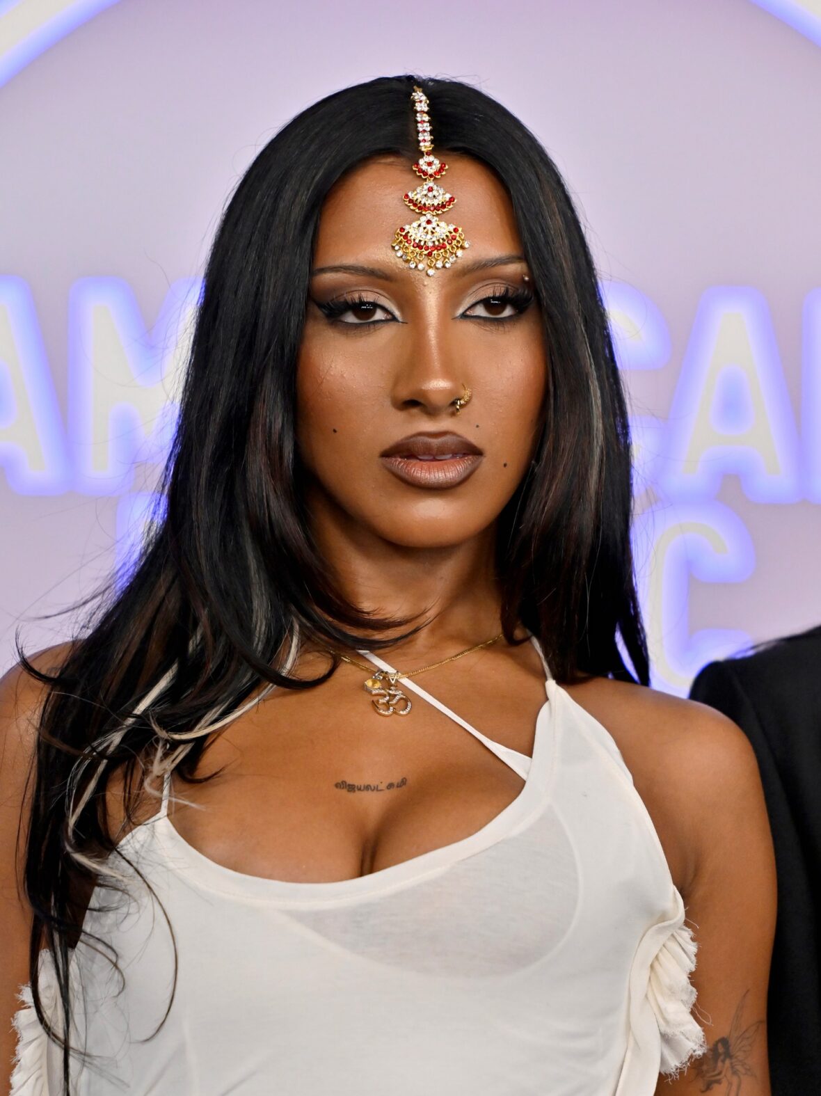 KATSEYE Arrives on American Music Awards 2026 Red Carpet Ahead of Live Performance!