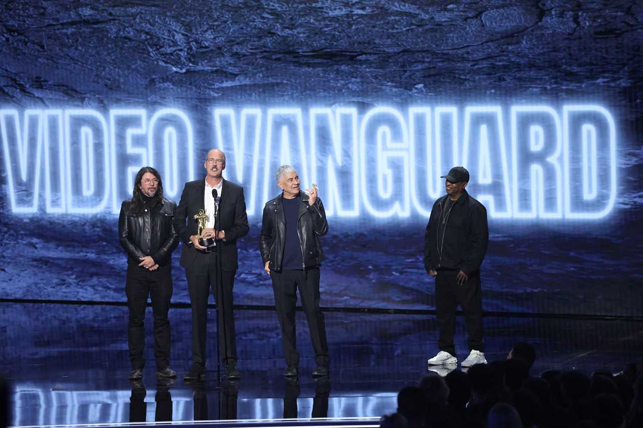 3142377VMAS20261278b Nirvana Accepts MTV VMAs Video Vanguard Chuck D